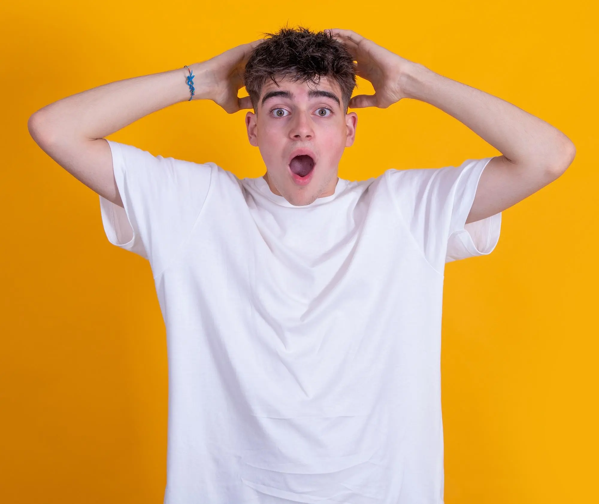 young teenager isolated on background with expression of surprise and amazement Aufsperrdienst